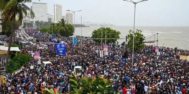 Team India Victory Parade साठी मुंबईत चाहत्यांची अलोट गर्दी, रस्त्यावर पाय ठेवायलाही जागा नाही!