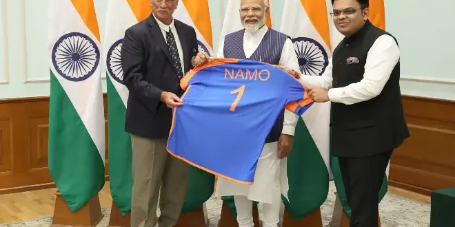 PM Modi Special Jersey : नमो, नंबर 1... पंतप्रधान नरेंद्र मोदींना भेट मिळाली खास जर्सी, तुम्हीही पाहिलीत का?